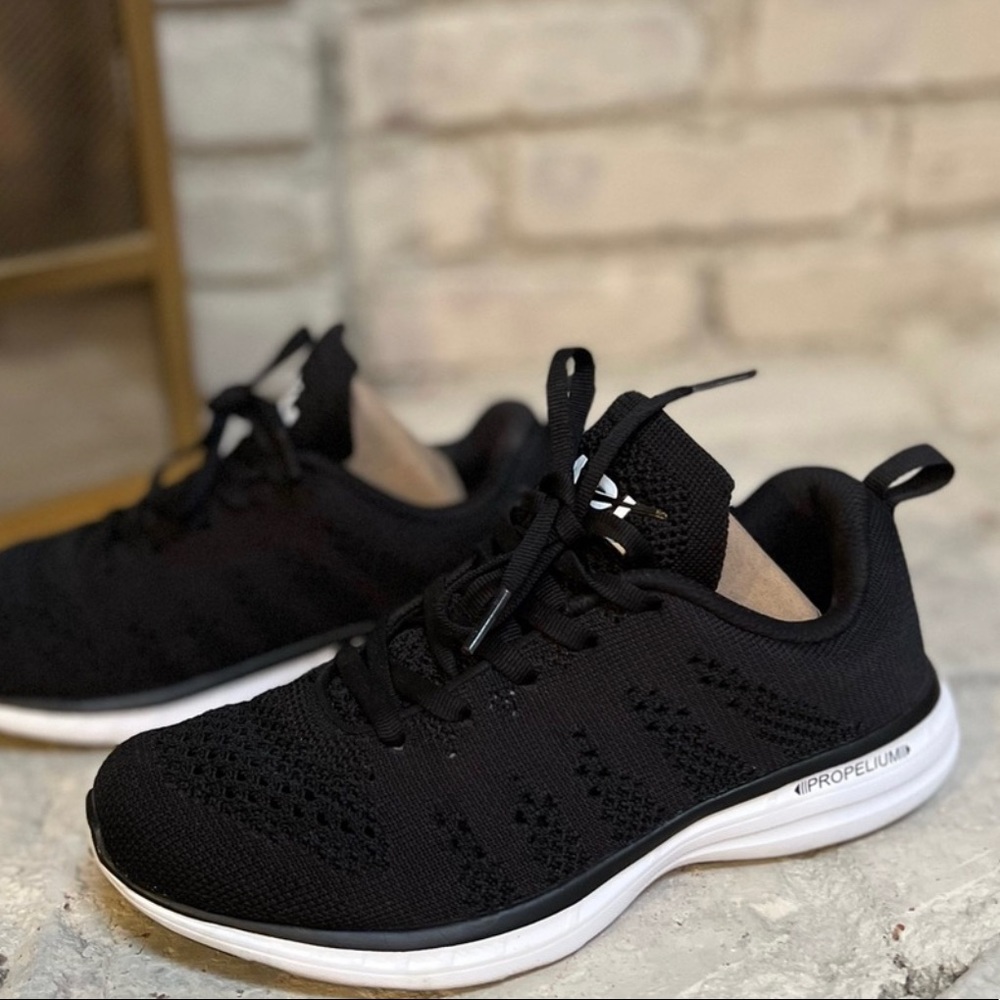 APL women Size 6 1/2 excellent condition